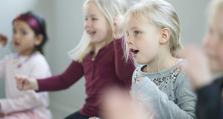 Billede af børn der synger