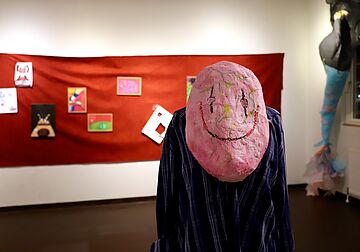 Billede af Vibe Dahl fra fernisering for Kunstskolen efterår 2025