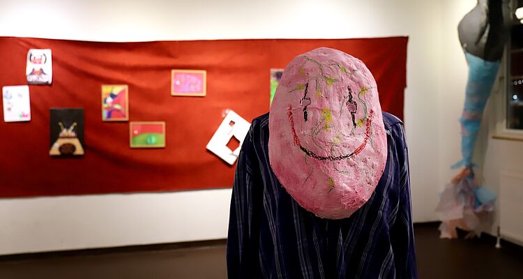 Billede af Vibe Dahl fra fernisering for Kunstskolen efterår 2025